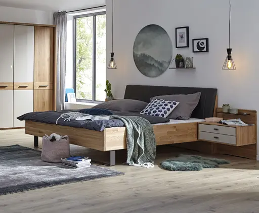 Schlafzimmer mit Holzbett, Nachttischen, Kleiderschrank und gemütlicher Beleuchtung.